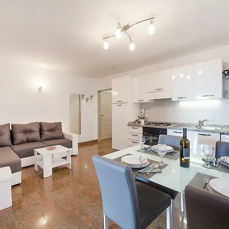 Apartmani Sandra Rovini Moscenice Exterior photo